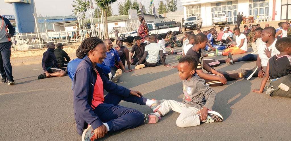 Uwera Parfaite, Umuyobozi w'Agateganyo w'Akarere ka Gicumbi, akorana siporo n'abana