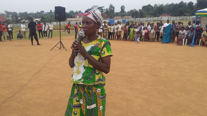 Uwimana Sophia yubakiwe inzu kuko iyo yabagamo yari ntoya cyane kuburyo atifuzaga no gusurwa