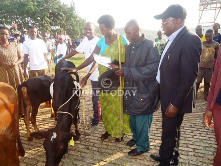 Uwimana Virginie na Kavutse Aroni nyuma yo guhana inka bavuze ko nubwo batari baziranye inka ibabereye imbarutso y'umubano n'urukundo hagati y'imiryango yabo.