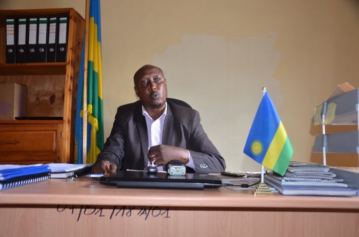 UWIZEYIMANA Emmanuel, umunyamabanga nshingwabikorwa w'umurenge wa Karambi ntavuga rumwe n'aba baturage