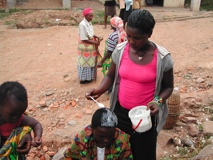 Gutunganya imisatsi ku mafaranga make ngo ntibibahombya kuko amavuta barayikorera.