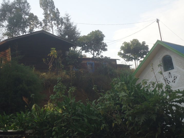 Amazi y'imvura yatangiye gutengura umukingo uri munsi y'inzu ya Gatware.