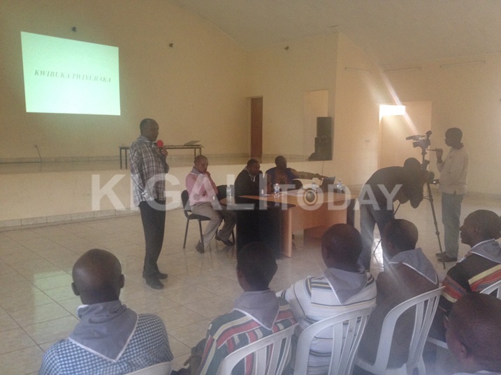 Uwo mugabo ni umwe mu barokokeye Nyanza ya Kicukiro ariko bamutemye akaboko. Aha yatangaga ubuhamya uko byagenze.