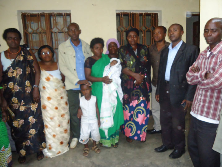 Abandi babyeyi bafashe ingamba zo kwigira kuri Nyirampakaniye. Aba ni bamwe mu bayobozi ku nzego zinyuranye bari baje kumuhemba nk'umubyeyi wabyaye.