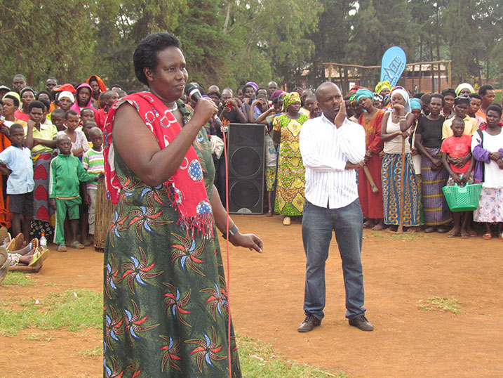 Uyu mubyeyi yahamagariye bagenzi be kurangwa n'isuku mu ngo zabo kuko ari kimwe mu bibahesha agaciro.
