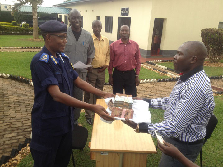 Uyu mucuruzi yashyikirijwe ku mugaragaro amafaranga ye Polisi y'igihugu yashoboye kugaruza.