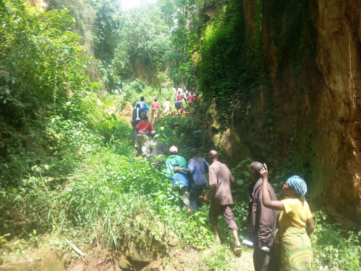 Uyu mugabo yajyanye polisi n'abaturage kubereka aho yajugunye umwana amaze kumwica.