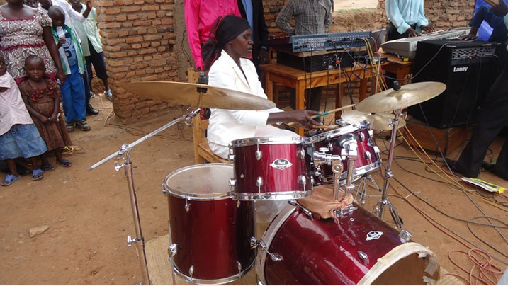 Uyu mugore yashimishije benshi kubera kuvuza ingoma.