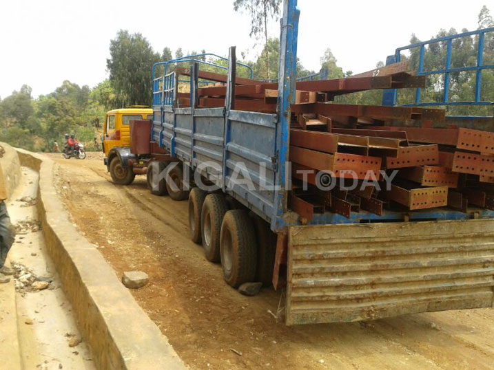 Abaturage bavuga ko bangirijwe imitungo mu ikorwa ry'uyu muhanda, ubuyobozi bw'akarere bwo bukabihakana.