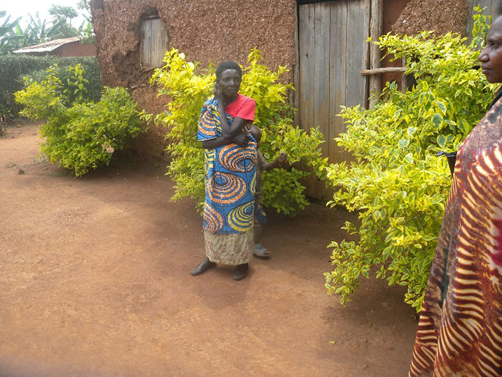 Uyu Mukecuru (ibumoso) wari mu nzu yangiritse bigaragara ni umwe mu bazatuzwa muri iyi nzu iri kubakwa n'uru rubyiruko.