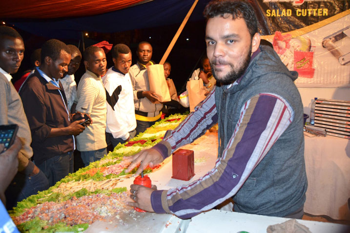 Uyu munyapakistani yamuritse ibikoresho byifashishwa mu gukata ibyo kurya bitandukanye.