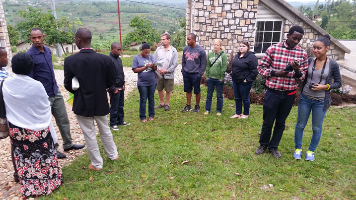 Rwanda Youth Healing Center n'inshuti zayo basuye urwibutso rwa Jenoside rwa Kinazi.
