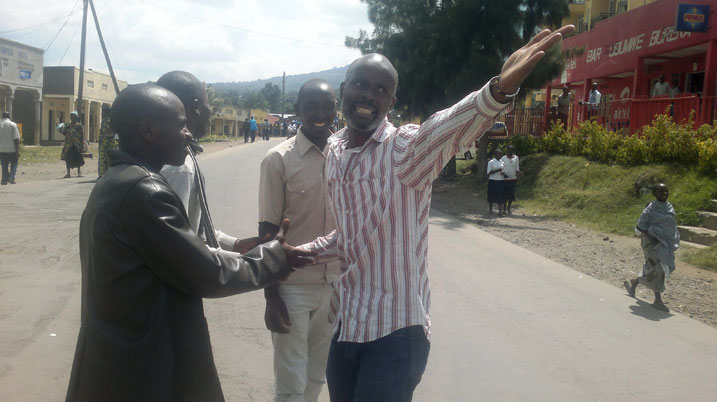 Uyu uzamuye ukuboko akina filime yitwa Pastor Fake na we ngo yishimiwe na benshi muri Kidaho.