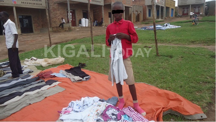 Kuri buri munsi w'isoko uyu mwana ngo akorera amafaranga 400 kubera guhamagara abakiliya bigatuma yumva ari byo byiza kuruta kwiga.