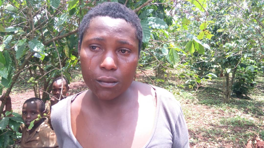 Uyu ararizwa n'uko inzu ye yagwiriwe n'igiti arara hanze we n'umugabo we n'abana babiri