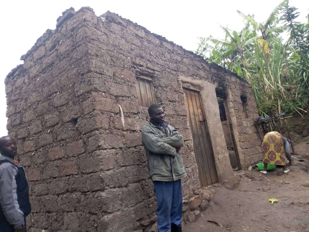 Uyu, inzu ye yavuyeho igisenge yashobewe kubera ubushobozi bucye bwo gusubizaho ikindi.