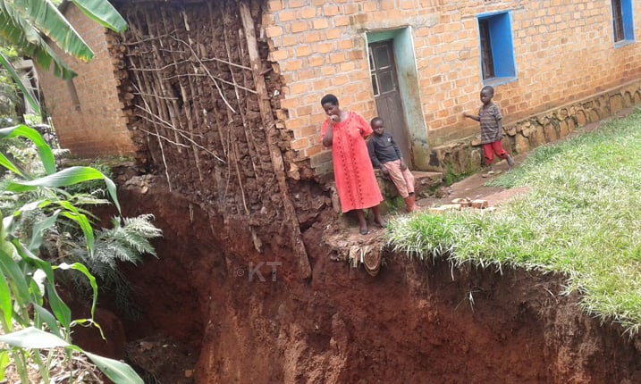Uyu mubyeyi ababajwe no kubona inzu igiye kumugwaho bitewe n'abayoboye amazi iwe kandi yari atuye neza
