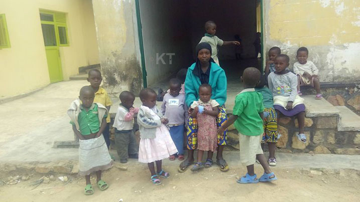 Uyu mubyeyi yakoze ako kurera none ategereje ko ababyeyi baza gutwara abana babo.