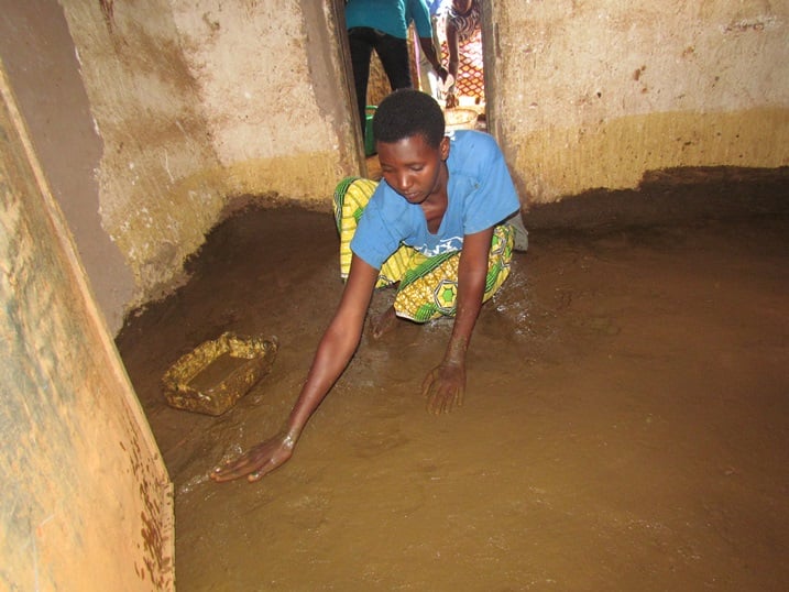 Uyu mugore ari gukurungira mu nzu ya Karemangingo.