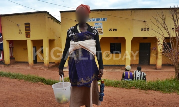 Uyu mugore avuga ko gushaka akiri muto byamugizeho ingaruka mbi ziriko gucikiza amashuri ye.