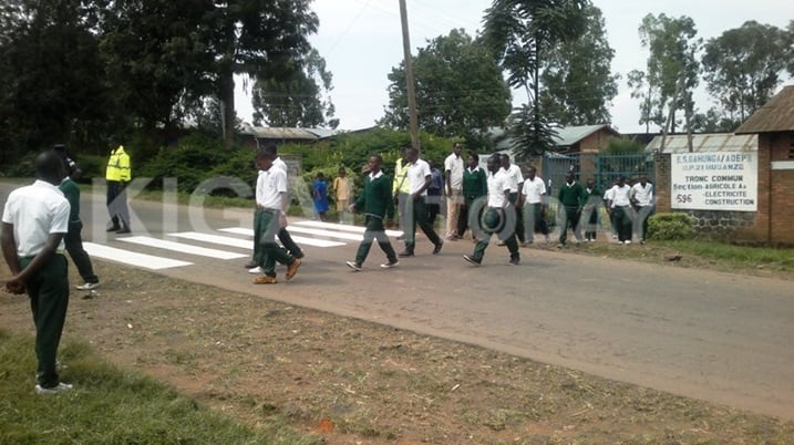 Uyu muhanda unyura mu kigo rwagati ku buryo abanyeshuri bawambuka buri munsi bava aho bigira bajya aho barira.
