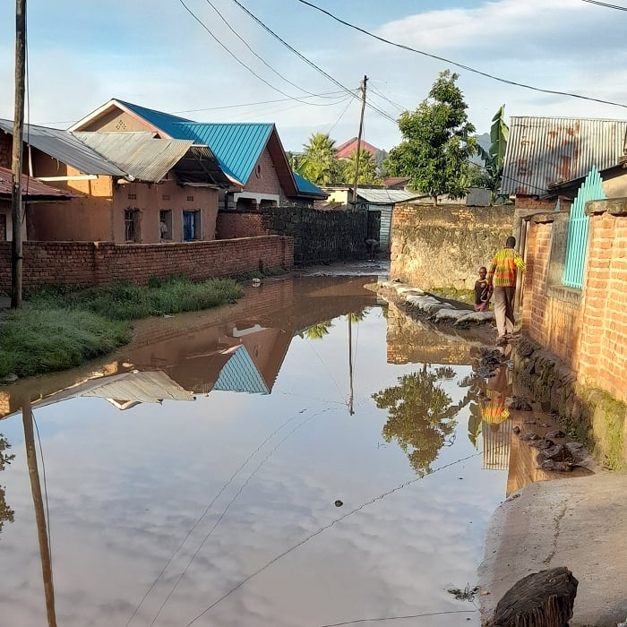 Uyu muhanda waretsemo ikiziba kiri rwagati mu ngo z