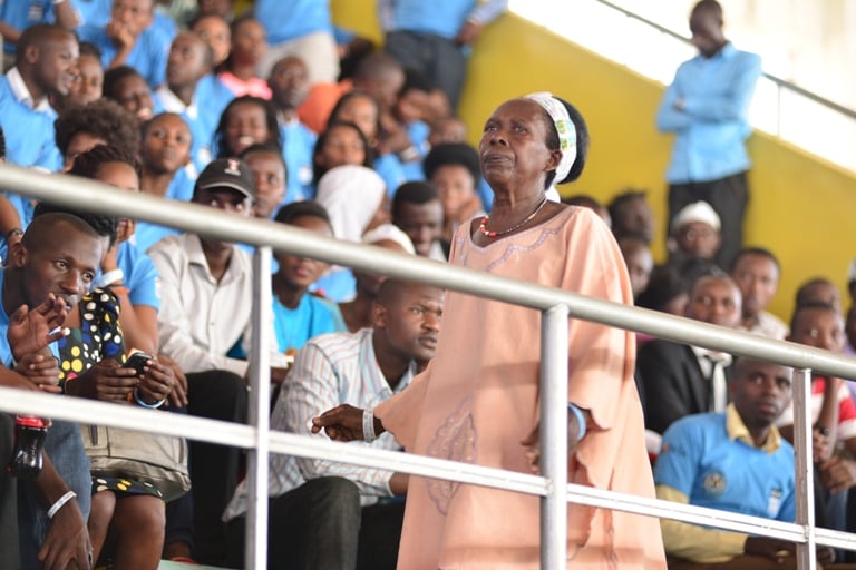 Uyu mukecuru yananiwe kwihangana arahaguruka nawe arawubyina.