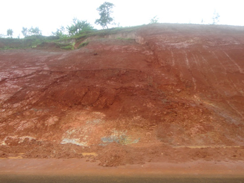 Umukingo watengukiye mu muhanda. Abaturage basibura umuhanda n'imiferege buri munsi.