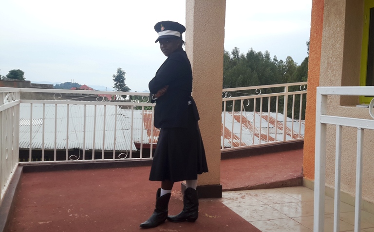 Uyu mukobwa avuga ko kwiyerekana mu karasisi bimutunze kuko aho abikoze ku giti cye yishyurwa ibihumbi 50RWF