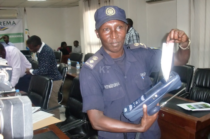 Uyu mupolisi arerekana imashini izajya ipima imyotsi isohorwa n'ibinyabiziga.