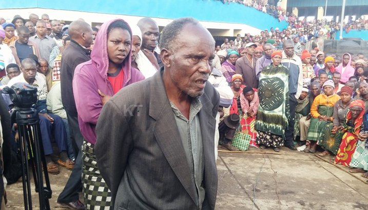 Uyu musaza avuga ko yabyaye abana barindwi none ngo bamutwaye ubutaka bwose