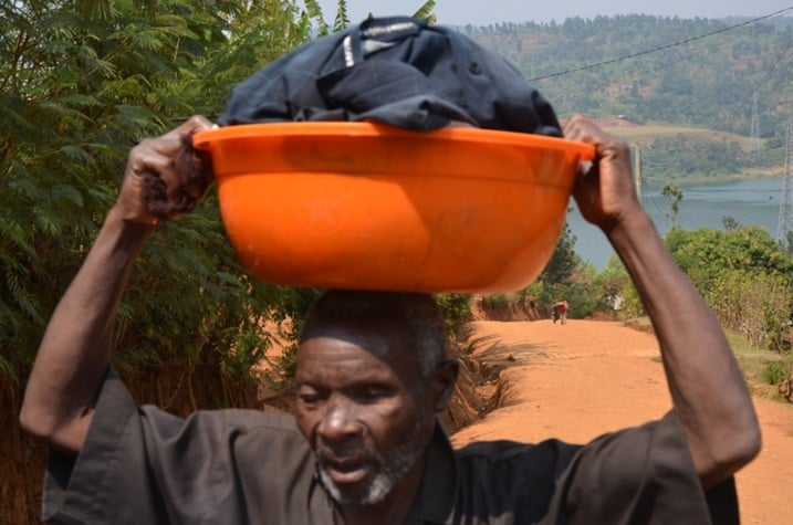 Uyu musaza wo ku Nkombo avuye kumesera imyenda mu Kiyaga cya Kivu kandi ayo mazi banayakoresha imirimo isanzwe.