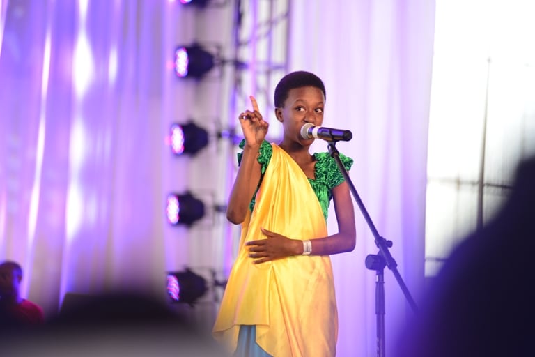 Uyu mwan w'umukobwa yavuze umuvugo ushimisha benshi.