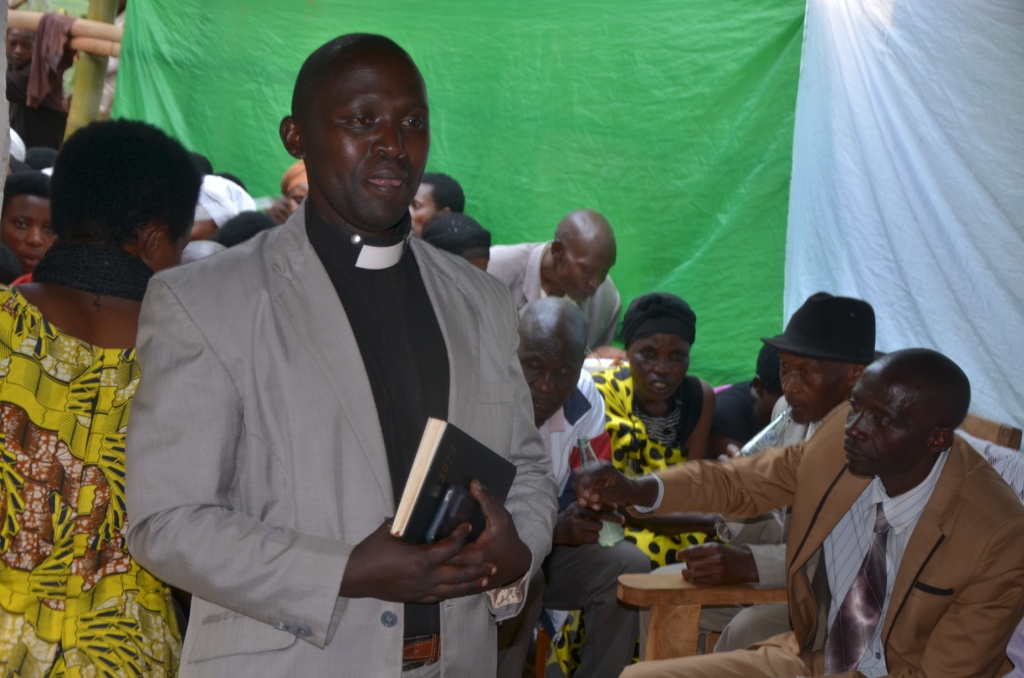 Uyu ni Pasitori watumwe n'ubuyobozi bukuru bw'itorero muri ubu bukwe 