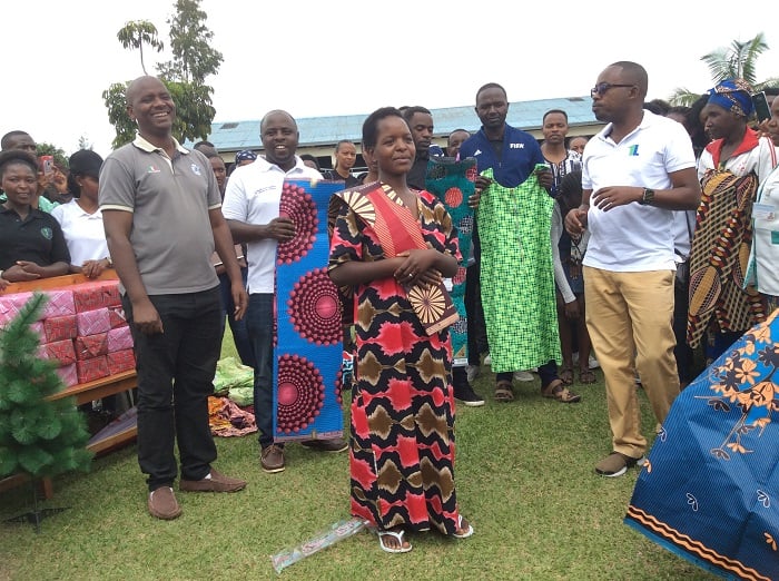 Uyu ni umwe mu bagore bahawe ibitenge byo kwambara bimutera ibinezaneza byo kuba abonye umwambaro