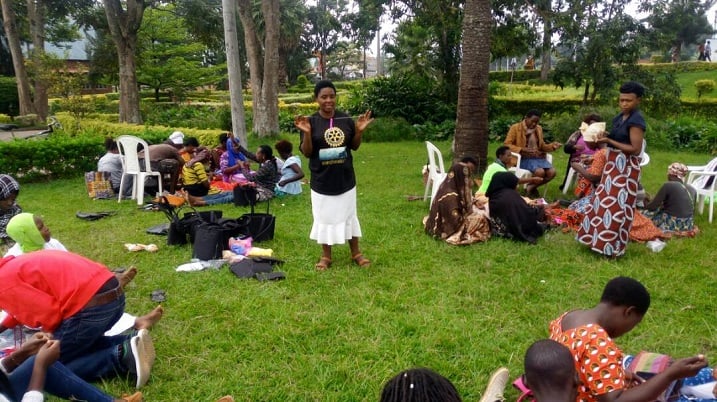 Uyu uhagaze ni umwarimu witwa Ujeneza Germaine bakesha ubumenyi bafite mu bukorikori