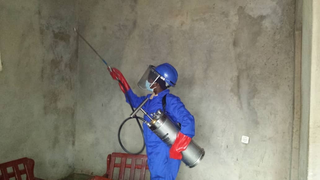 Uyu yateraga umuti mu rugo rwo mu Kagari ka Murama mu Murenge wa Nyamata, hari muri 2021 