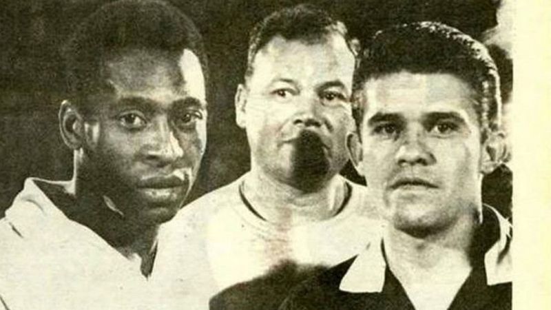 Umusifuzi Velazquez (iburyo) yasohoye Pelé mu kibuga birangira ari we wisanze hanze