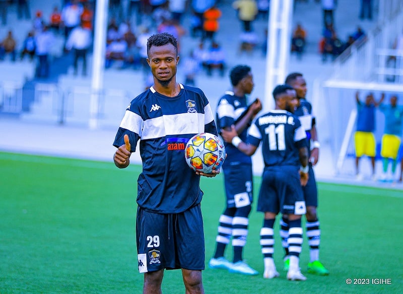 Victor Mbaoma yahawe umupira arawucyura kubera gutsinda ibitego bitatu mu mukino umwe 