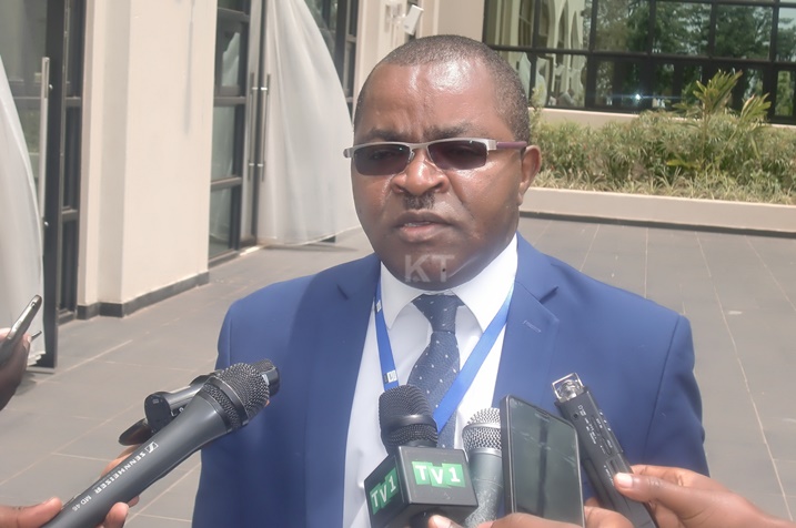 Vincent Munyeshyaka avuga ko gahunda zo mu z'ibanze zitagomba guhagari ibindi bikorwa.