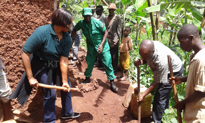 Visi Meya ushinzwe imibereho myiza y'abaturage nawe yitabiriye umuganda