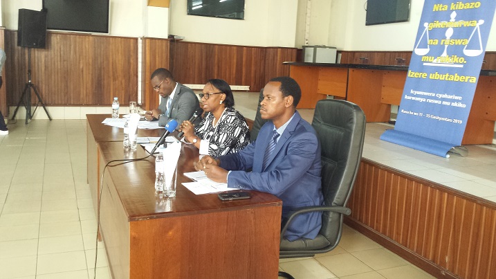 Visi perezida w'urukiko rw'ikirenga Kayitesi Zainabu Sylvie (uri hagati) yasabye abaturage kwizera inkiko