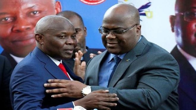 Vital Kamerhe (wambaye karuvati itukura) asanzwe ari inshuti ya Perezida Tshisekedi (bari kumwe)