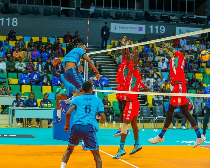 Ntagengwa Olivier wa Polisi y'u Rwanda yohereza umupira mu kibuga cy'Abarundi 