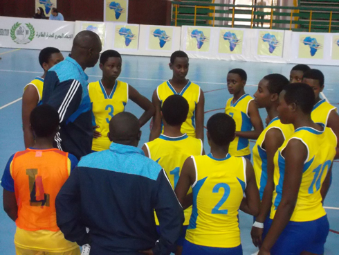Abakinnyi b'u Rwanda n'umutoza Bitok ubwo bakinaga na Algeria.
