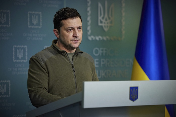 Perezida wa Ukraine Volodymyr Zelensky aracyatekereza ku guhangana n