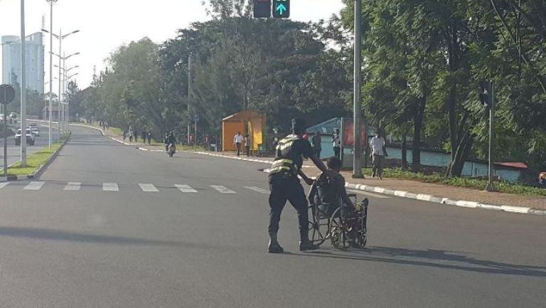 Iyi foto yakwirakwiye henshi ku mbuga nkoranyambaga abantu bamwe bavuga ko ibyo uyu mupolisi yakoze ari igikorwa cya kimuntu