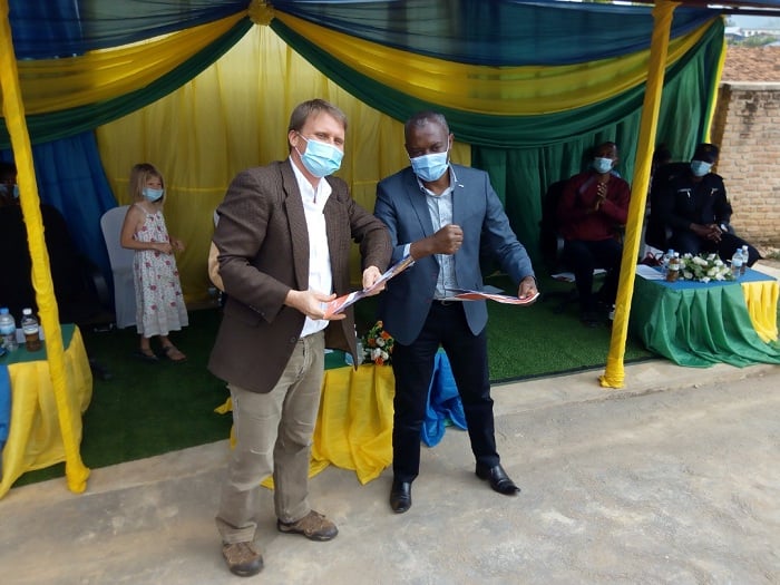 Umuyobozi wa World Vission mu Rwanda ashyikiriza ikigo cy'imyuga cya Nyange umuyobozi w'Akarere ka Ngororero