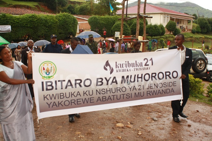 Bakoze urugendo rwo kwibuka abakozi b'ibi bitaro bahitanywe na Jenoside yakorewe Abatutsi mu 1994.