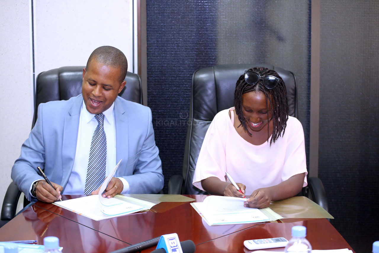 Umuyobozi wa WDA asinyana amasezerano n'umuyobozi w'uruganda Uzuri K&Y